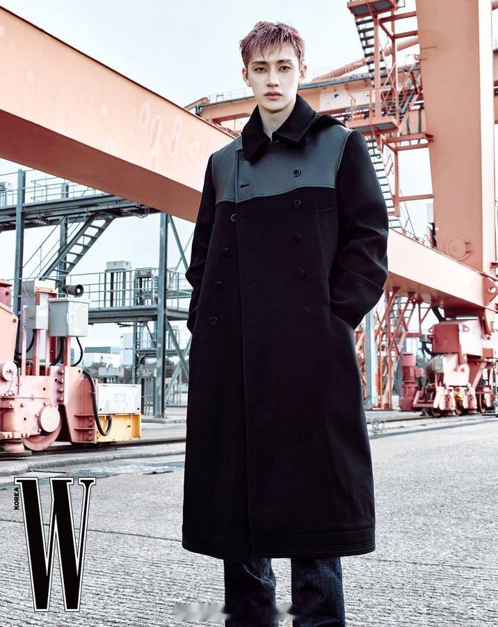 Stray Kids 队长方灿携手FENDI，正式亮相时尚杂志《W Korea》