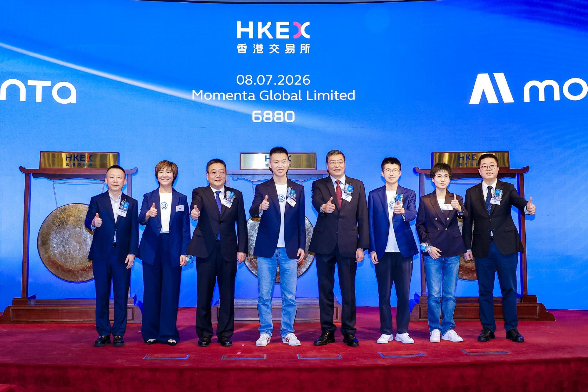 Momenta今天正式在港交所挂牌上市了。9点半敲钟，我早一点知道这事儿，CEO