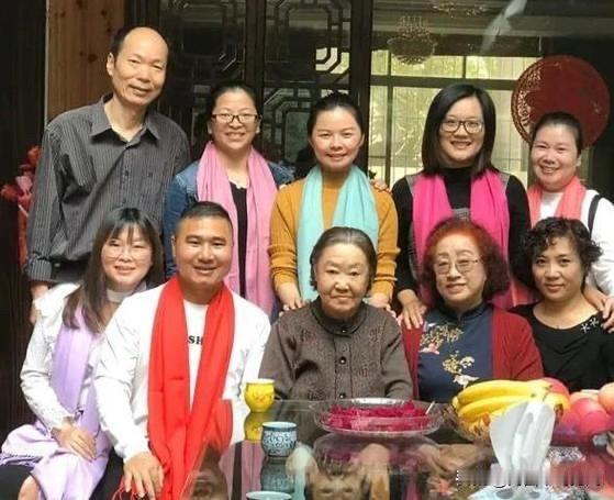 这是郭兰英先生生前在广东番禺的郭兰英艺术学校，与学生们的一张合影。郭兰英一生命运