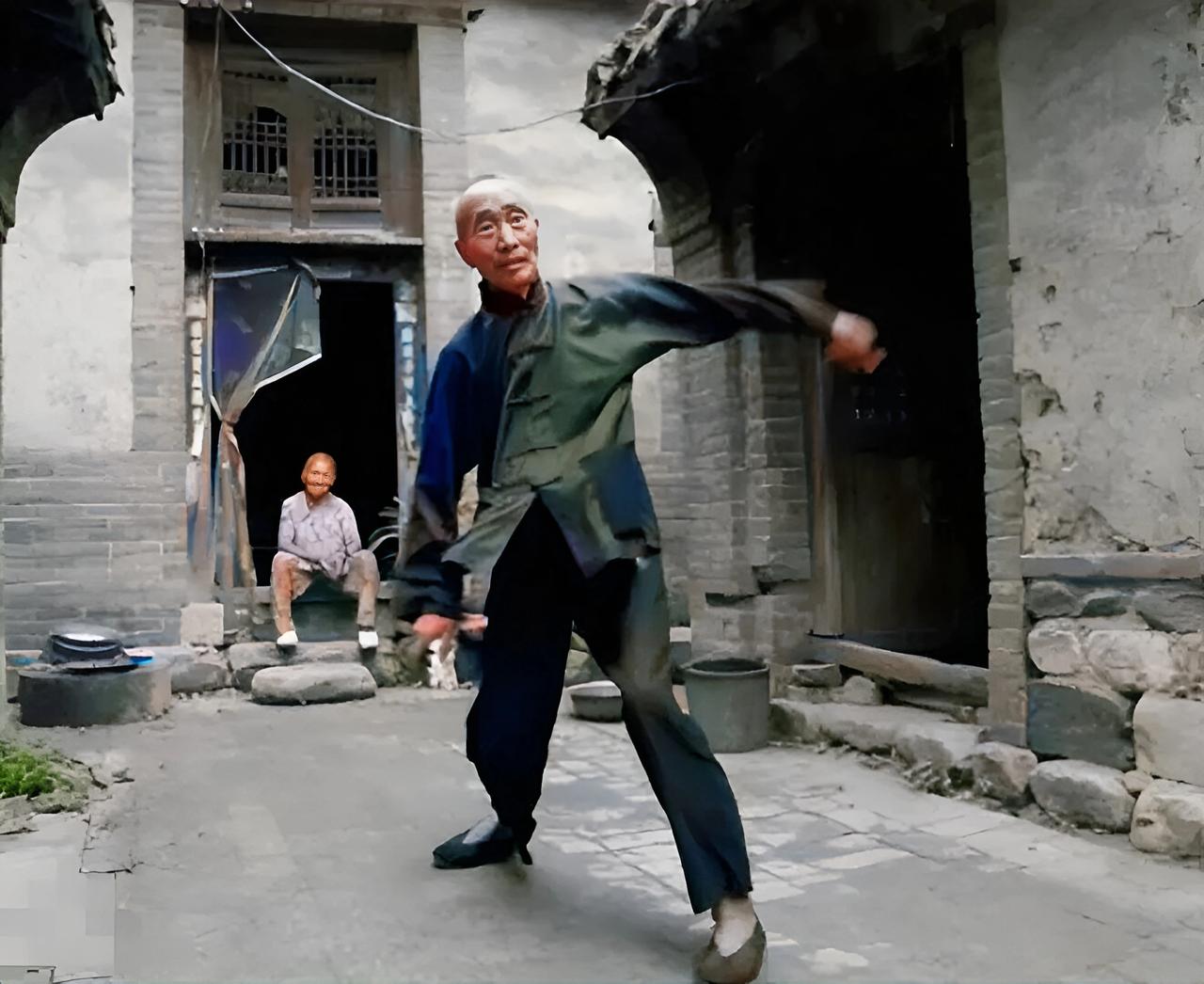 这个正在练武却看起来弱不禁风的老人，正是少林前主持释永信的师父郝释斋。

202
