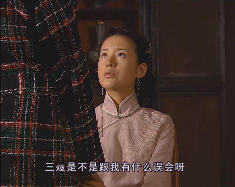 三嫂故意为难冷清秋，金燕西明明知道原因，却不敢告诉冷清秋。

从之前拿欧阳的诗欺