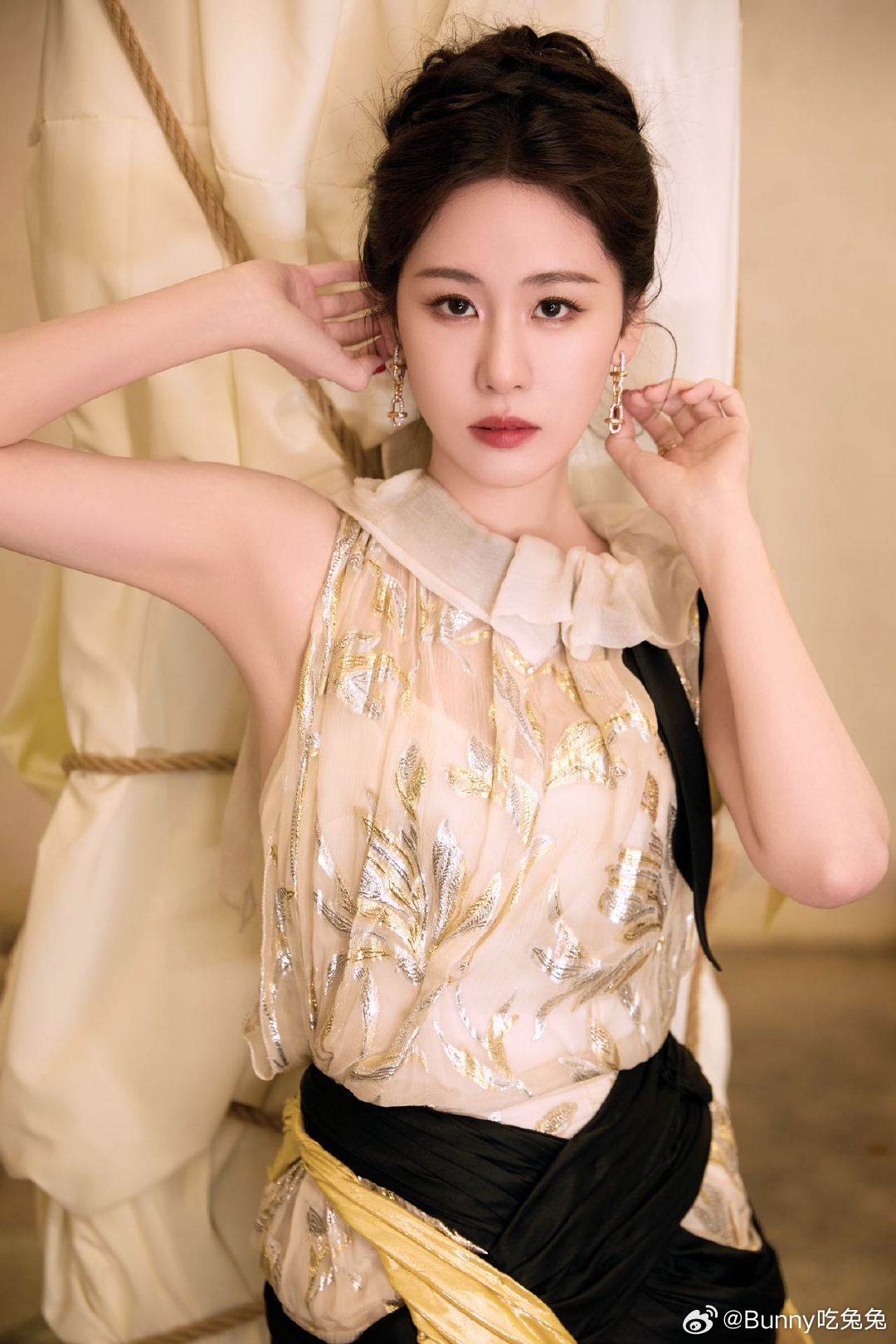 张碧晨美甲和嘴巴一个颜色 精致度爆表！张碧晨微博之夜美甲唇色同色系，适配优雅气质