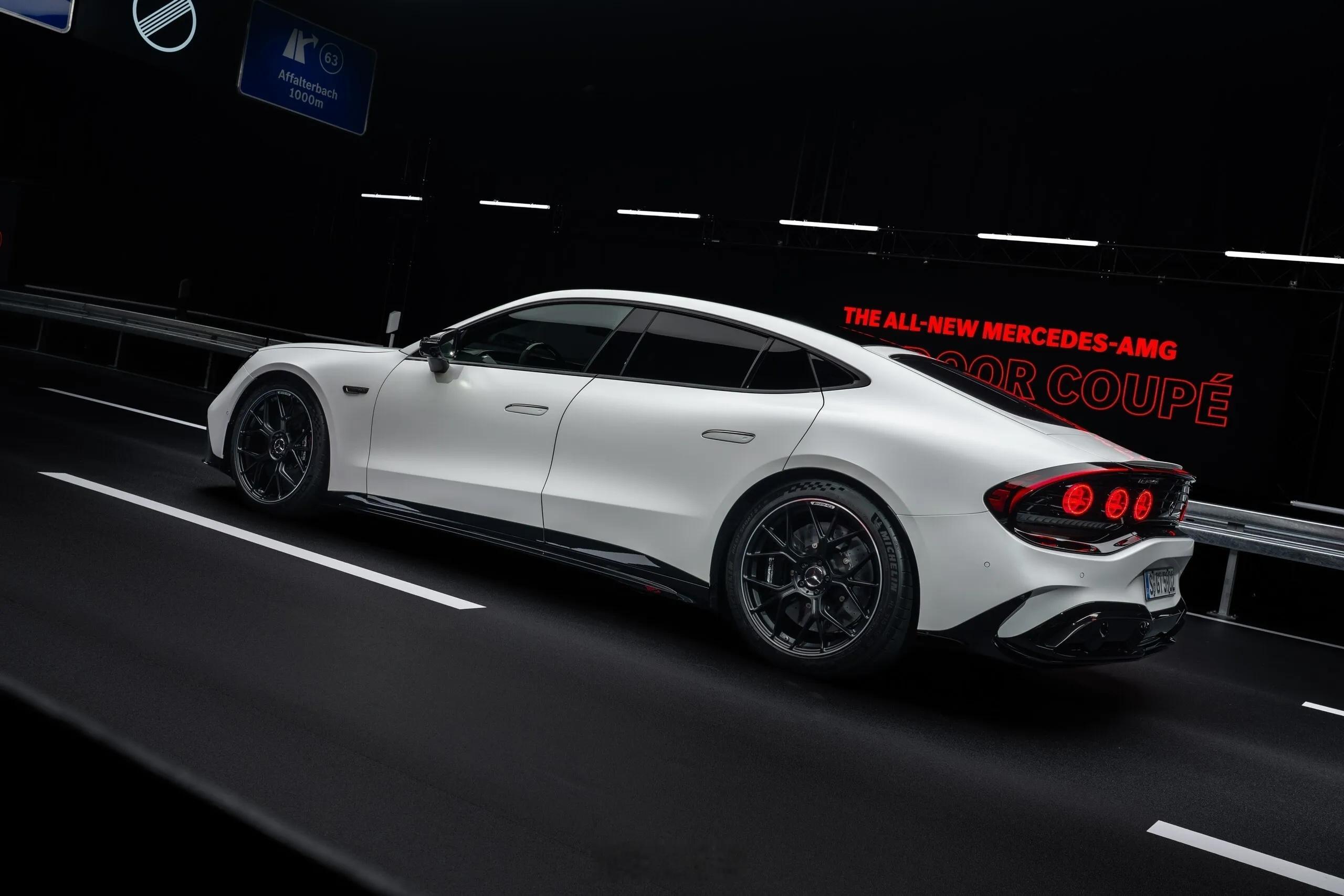 奔驰正式发布全新纯电AMG GT四门轿跑车。作为首款基于 AMG.EA 专属纯电