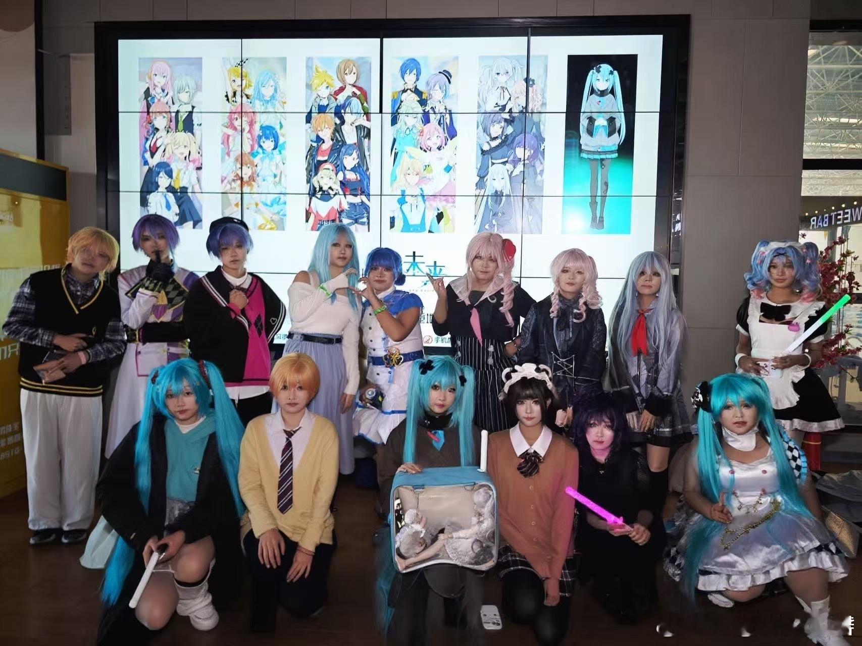 没想到看完电影还有二次元军训 映后演唱会直接炸场！应援棒挥舞如军训般整齐，全场高