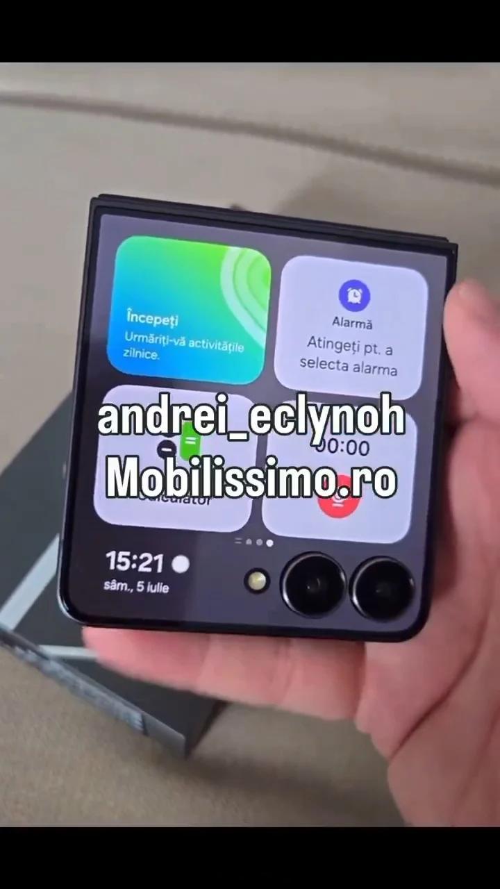 三星 Galaxy Z Flip7 真机曝光，折痕几乎不可见，外屏依旧延续上代设