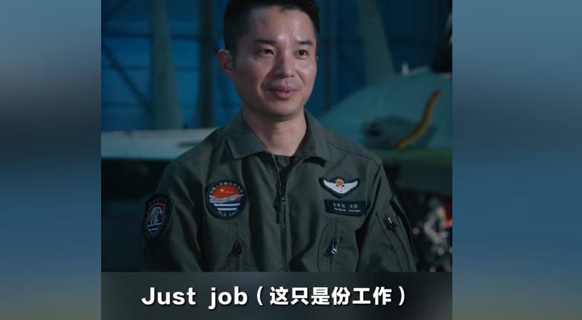 两架歼15T，对的是四架对方的战斗机，飞行员不仅不慌，还开始分肉了，你打西面那俩