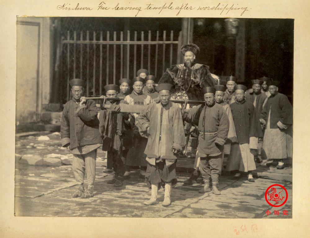 【晚清金华知府坐八抬大轿耀武扬威】这张照片由英国人Archibald Glove