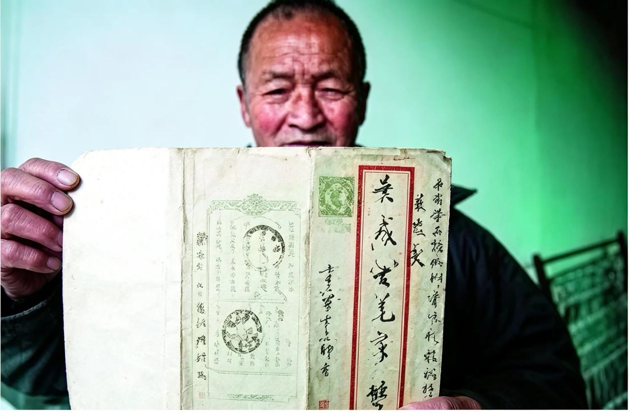 一封写在旧信封背面的毛笔家书，便是抗战老兵吴成仁留在世间全部的身影。没有墓碑、不