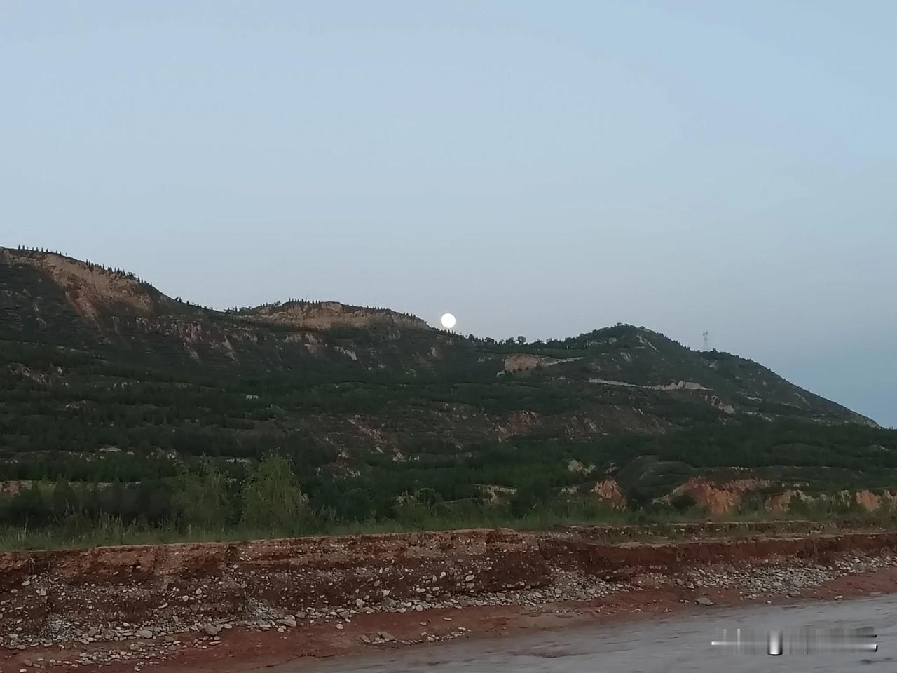 河边看月

农历六月十五日，晚饭后，太阳还没落下去，我便骑车到渭河边溜达溜达。沿
