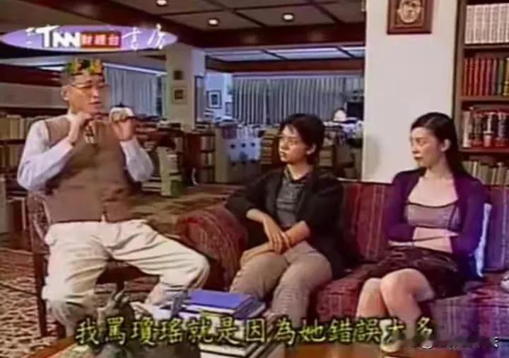 琼瑶每一本书都提供一个错误的爱情观，她把爱情当成一个悲剧处理，把男欢女爱都写成了