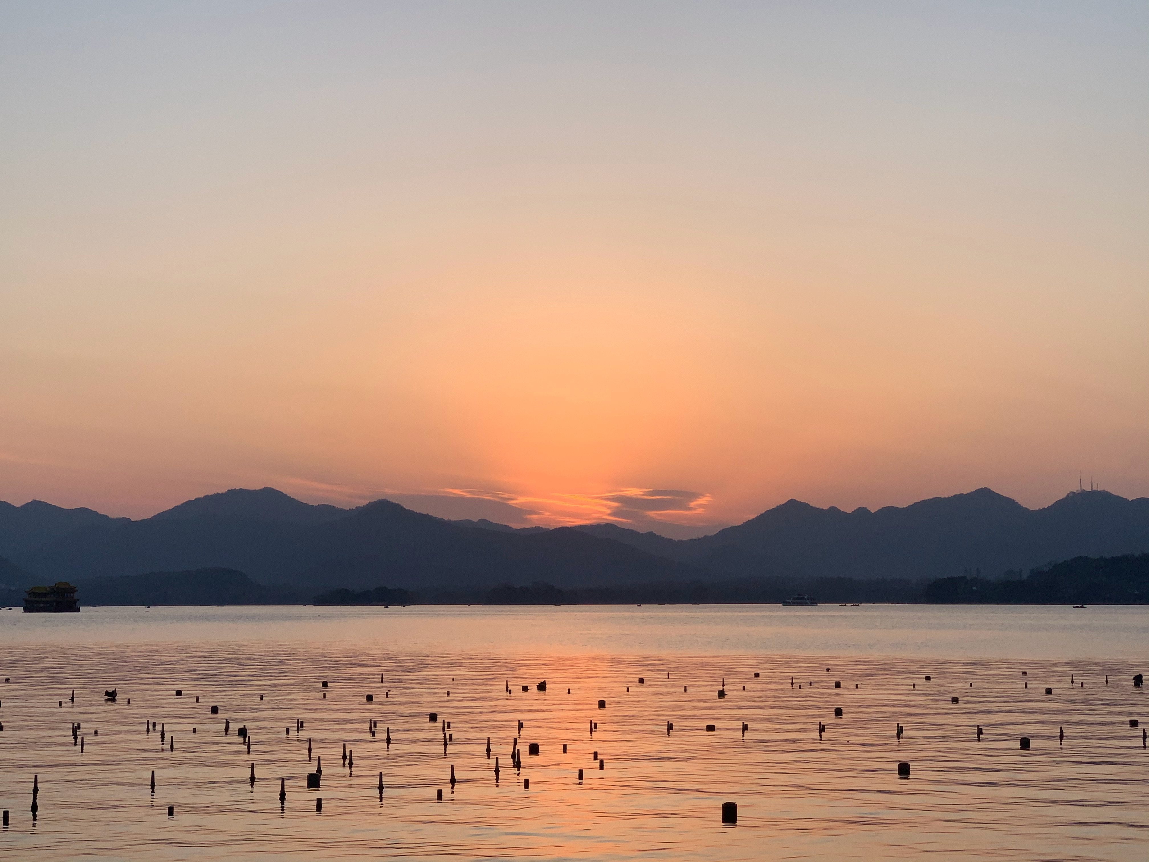 #杭州人18号的专属快乐#在杭州要看日出，最佳的观景地可以去北高峰、宝石山或吴山