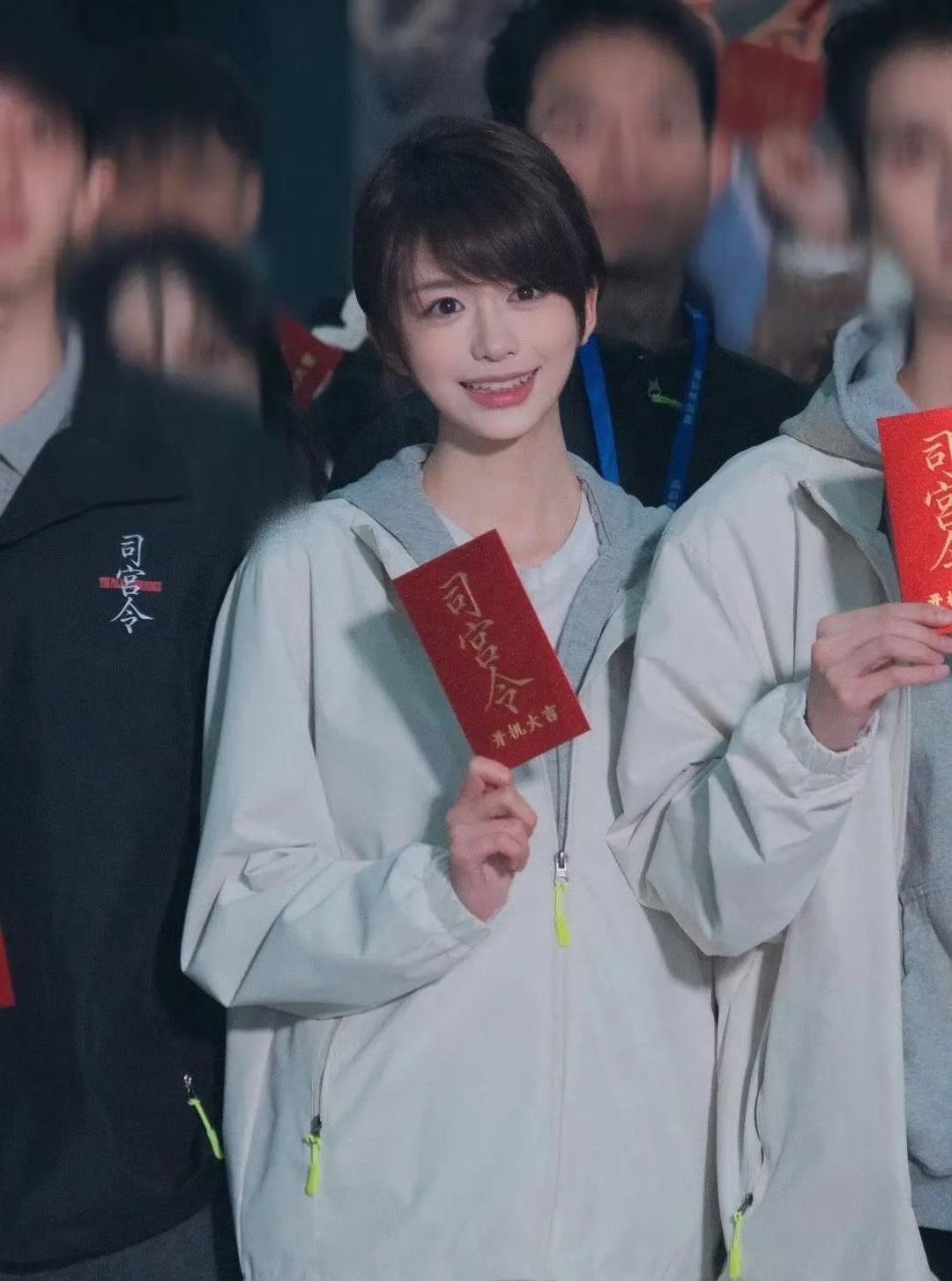 据说黄晓明新签的艺人刚官宣进组《司宫令》，开机图也出来了。
 
清爽利落的短发、