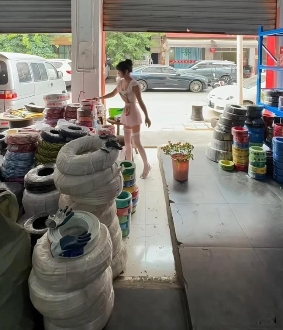 在店里这样穿不好吧