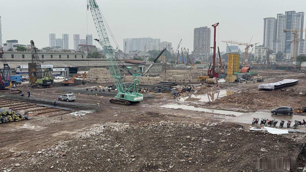 英国金融时报称越南经济发展模式过去常被形容为“摸着中国过河”，包括土地国有、国有