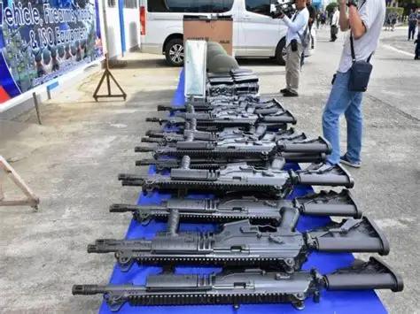 菲律宾也是以色列轻武器大客户，图中是警察收到的以色列加力尔ace，菲律宾一下子买