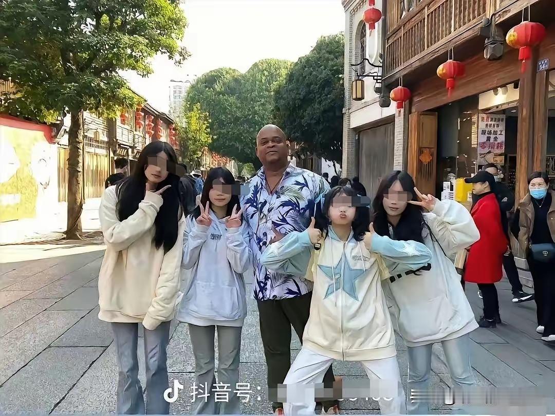 我一直搞不懂，为什么我们中国的女性朋友如此这般待见印度人？

在深圳街头，几个女