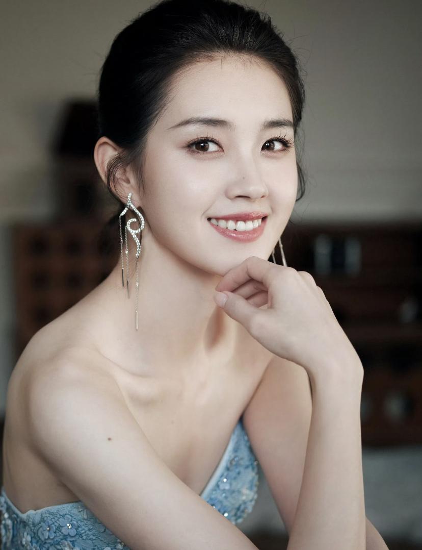 郭宇欣翻车这事，
给内娱所有的女明星上了一课，
那就是，不管你长得多美，演技有多