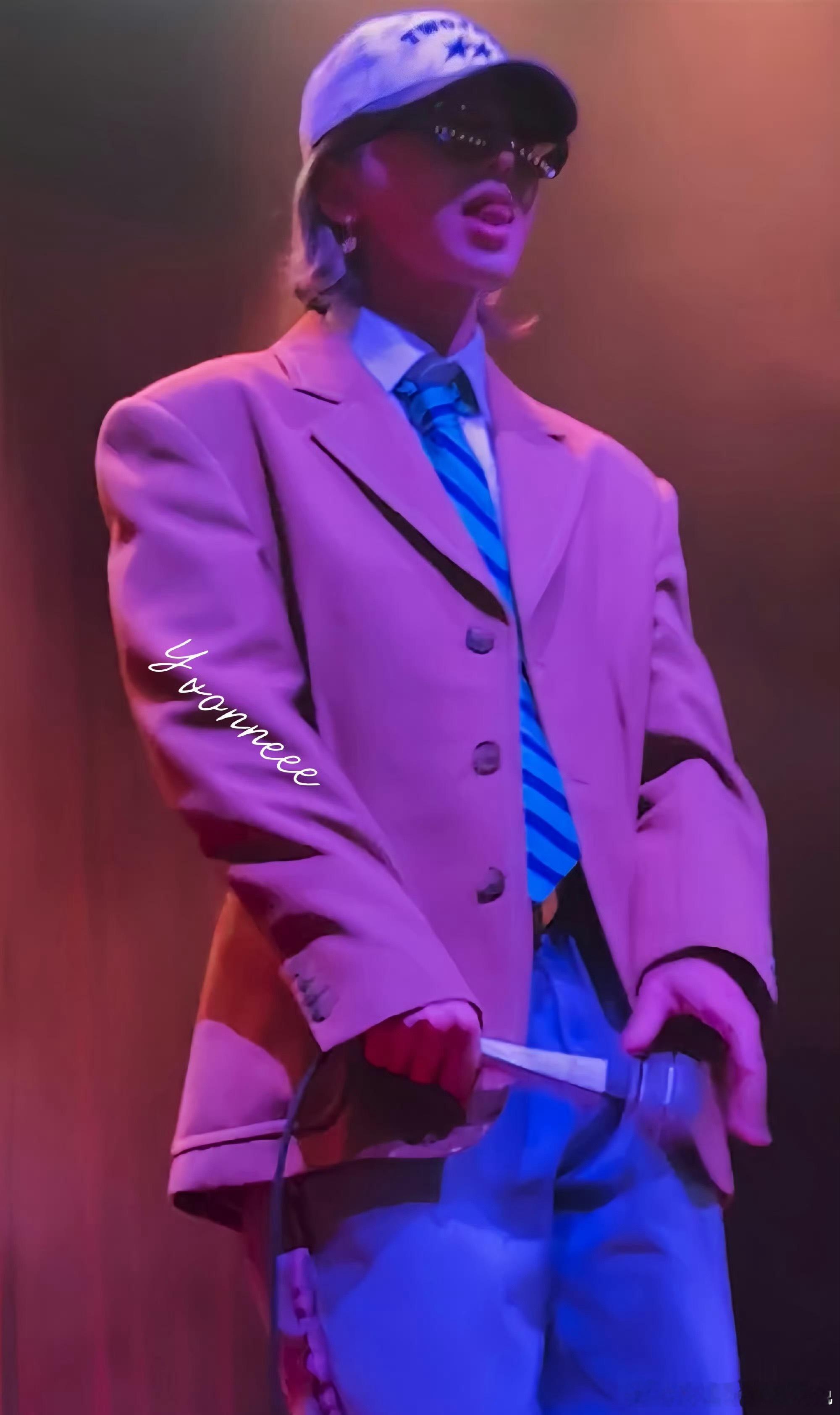 单钢琴搭配清透人声，蔡徐坤伦敦限定Remedy质感绝佳。简约舞台更考验唱功，从容