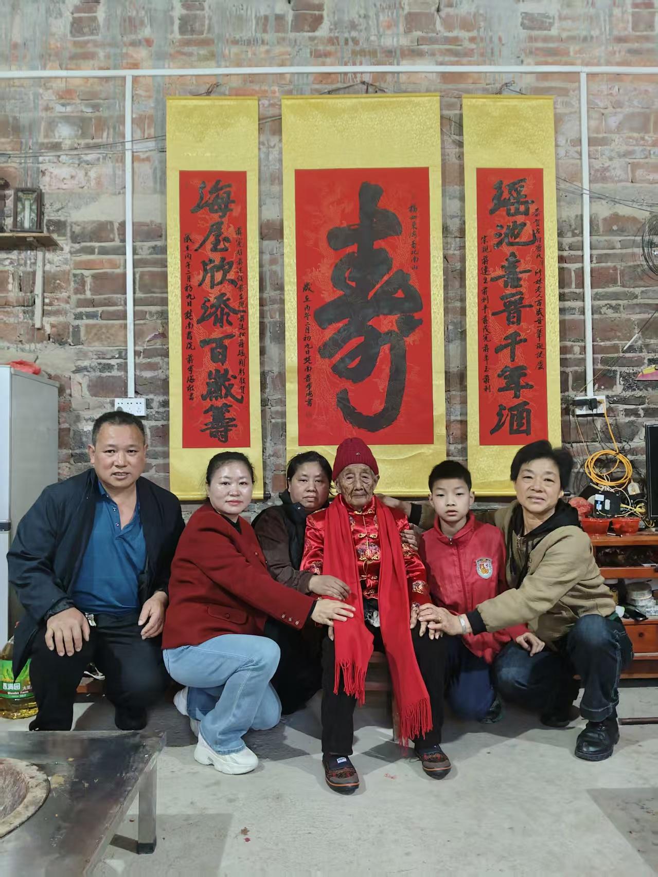 广西全州出了一位蒋氏百岁女寿星，凤凰镇和平村委长塘村蒋母修妹100岁。蒋连生摄 