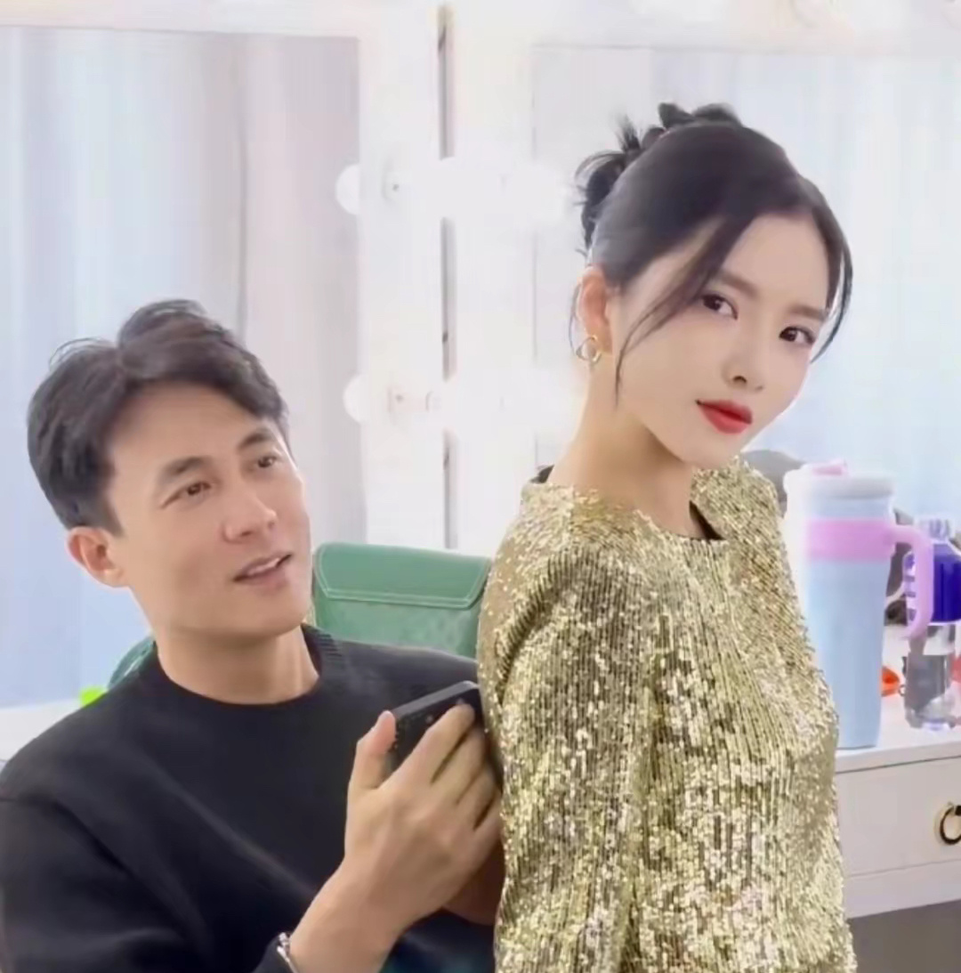 #王灿烫伤事件#男星杜淳老婆王灿突遭烫伤意外，直接跃入热搜榜首，原因竟是服务员上