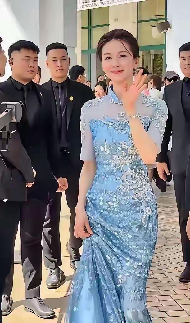 她的皮肤白皙细腻光滑有光泽，她在哪里和粉丝打招呼，实在是太接地气了，一点也没有明