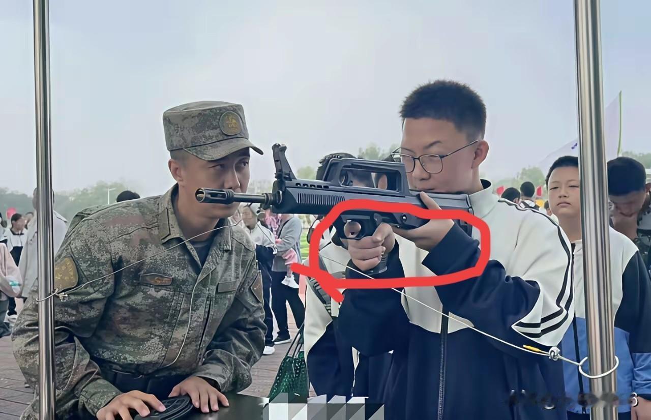 学生不止学习！
照片中的这名学生应该是学习非常好，可能是啥委员，啥课代表。但一把