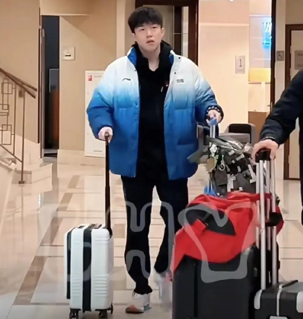 终于要回国了太好了，
这个亚锦赛看的挺闹心的。
起落平安，
不知道王楚钦是不是直