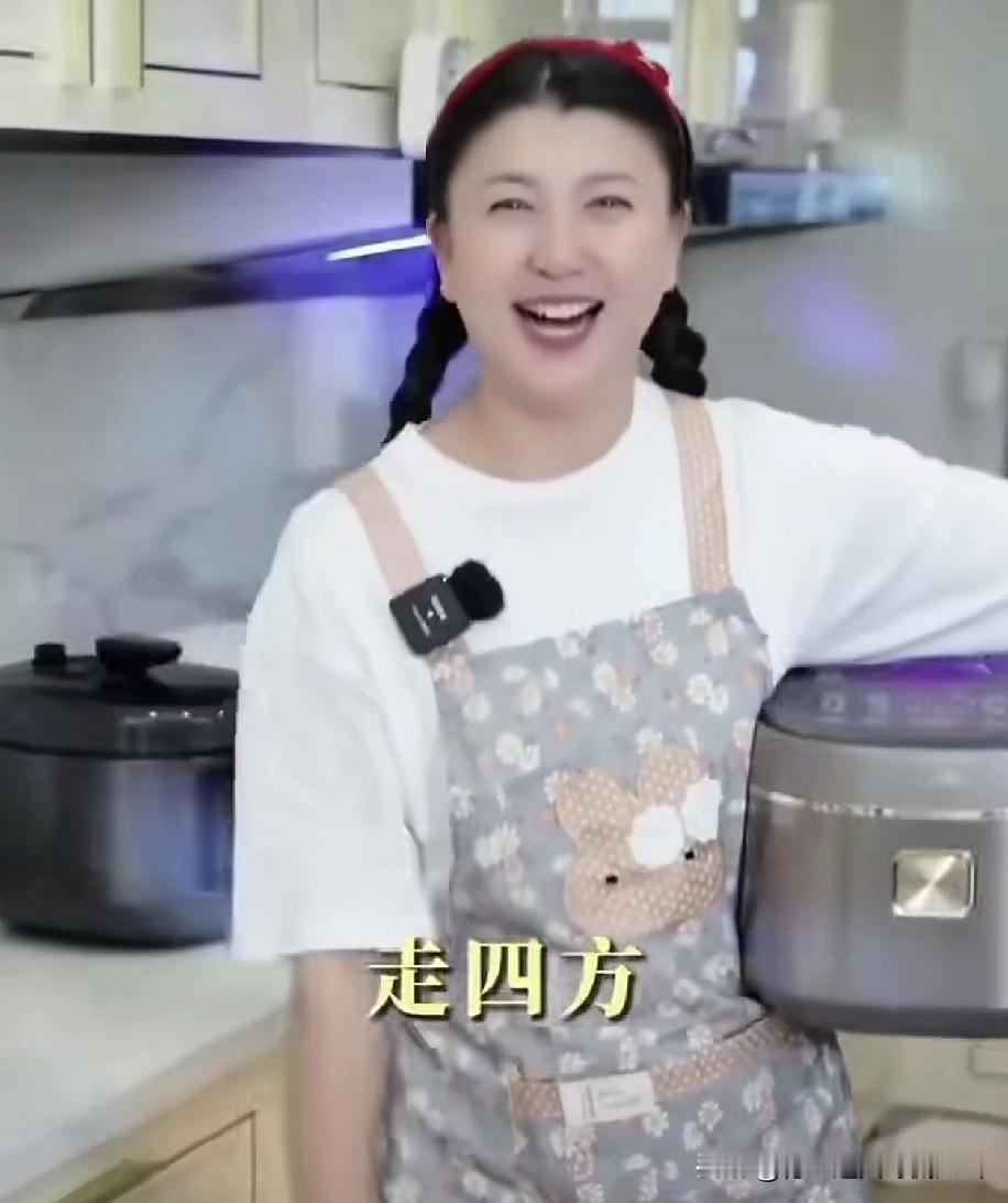 闫学晶老师这做饭场景太欢乐了，扛着压力锅唱歌那模样，瞬间把人拉回赵丽蓉老师和巩汉