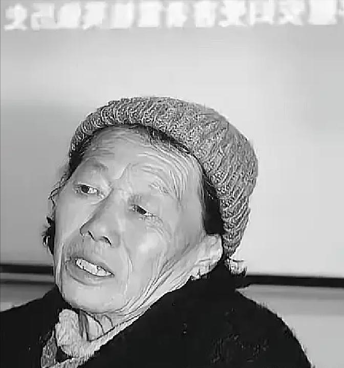 13 岁，她说，日军一天侵犯她二十多次。肚子肿胀，他们就用军靴一脚一脚踩平。这不