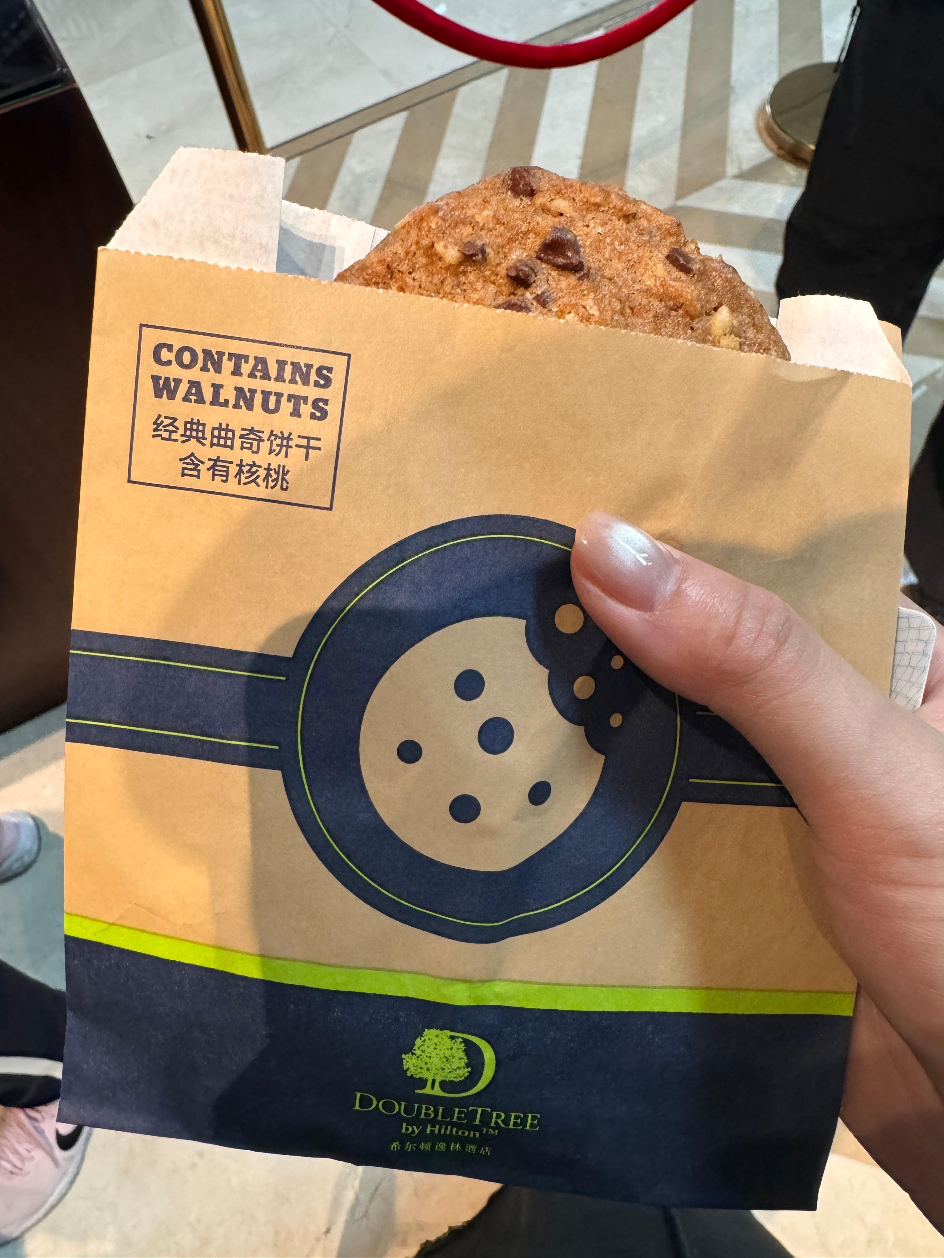 订了个希尔顿，刚进房间一股巨大的烟味 明面上所有房间都是禁烟的……还好给换了个房