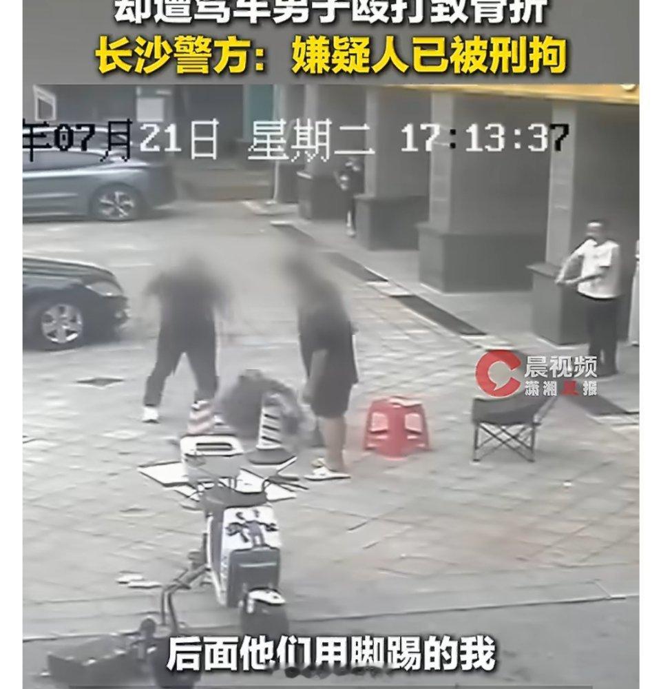 奔驰车主强停并围殴店主被刑拘奔驰车强停商铺门前店主劝阻遭围殴仅仅因为劝阻违规停车