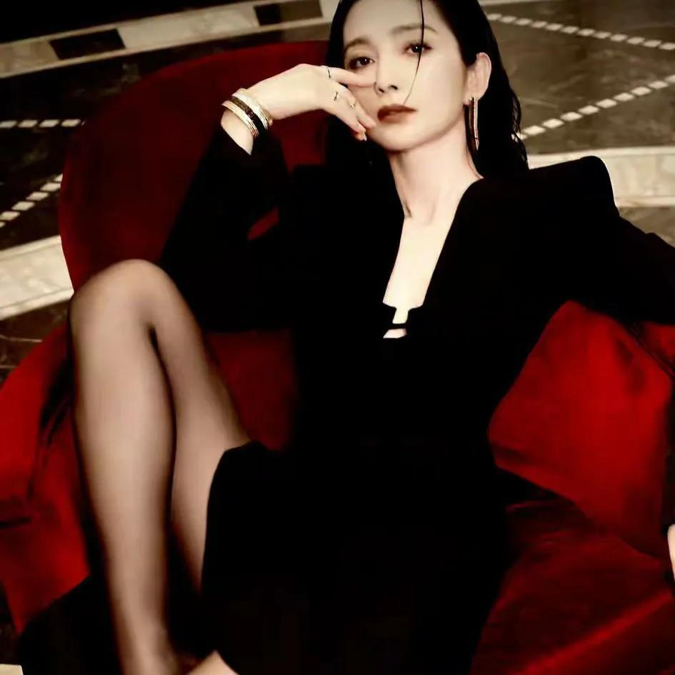 黑衣女王气场全开，红唇轻启，指尖轻触，尽显优雅与神秘。贵气黑裙女神 黑衣女郎 黑