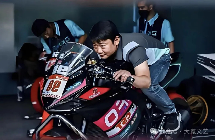 #母亲眼中的张雪#【#张雪和妈妈最新合影曝光#】 #张雪创业时年休不足6天# 近