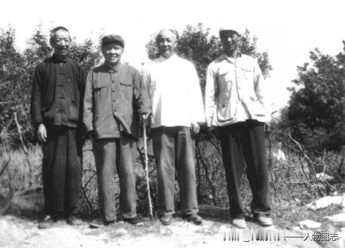 朱良才(左二)、陈正湘(左三)和老乡在一起。