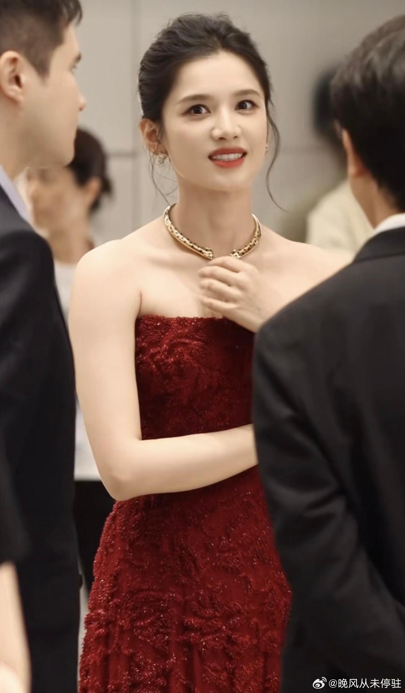 张婧仪Burberry特别定制张婧仪红色Burberry特别定制这一套确实灵动大