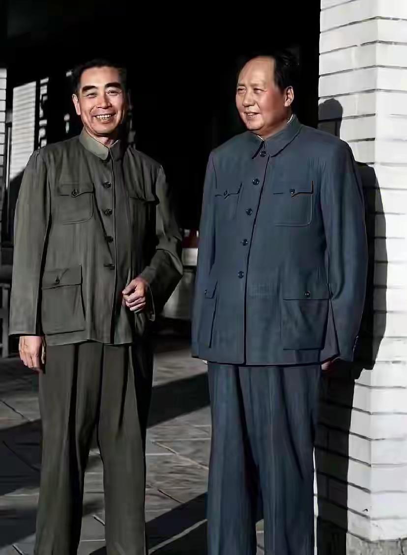 是啊，画面里满是温暖祥和的气息，两位伟人的模样格外亲切慈祥，这份珍贵的瞬间真的太