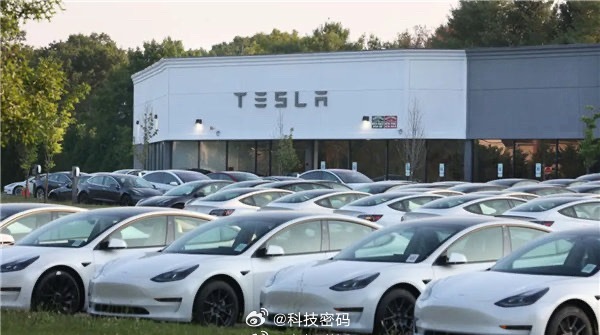 特斯拉再度产销失衡今年前三个月，其产量比销量多出了5万辆，不急，降价都卖了！ 