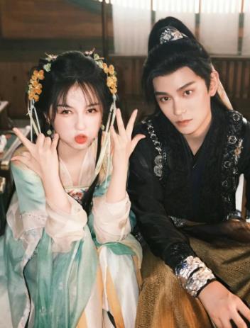 丁禹兮 不要关注别的夫妻的生活 《山河枕》直播中，丁禹兮说：“要知道自己是谁，要