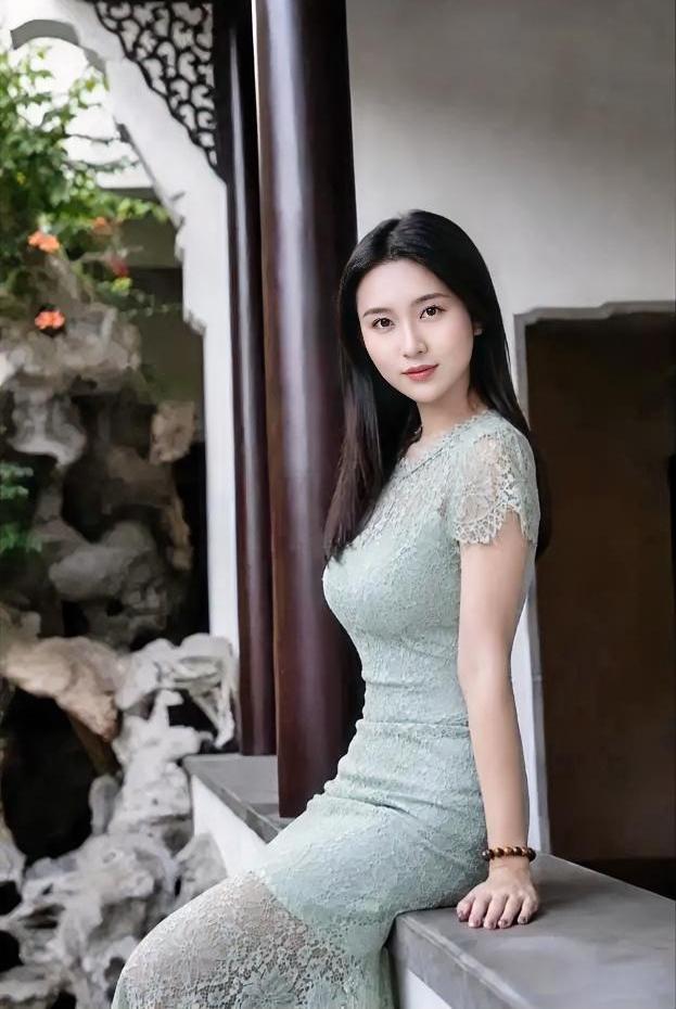 《青蕾倚古檐》

浅青蕾丝，轻裹温婉时光，

镂空袖口，透出初夏微凉。

长发如