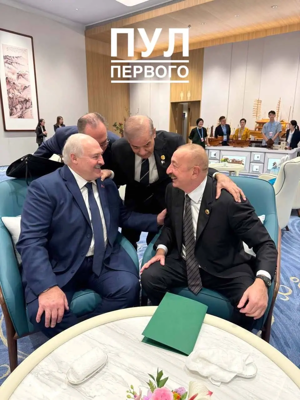 在上合组织峰会的幕后，卢卡申科与阿利耶夫会面，开怀大笑