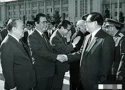 1991年，江泽民出国访问，杨尚昆、李鹏、乔石、王震等同志在北京机场为其送行时的