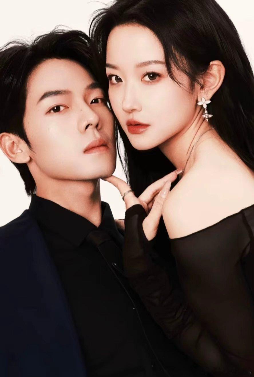 制片人谈曾辉韩雨彤多搭CP 在今天的新浪娱乐新浪潮论坛年终场中，听花岛总制片人赵