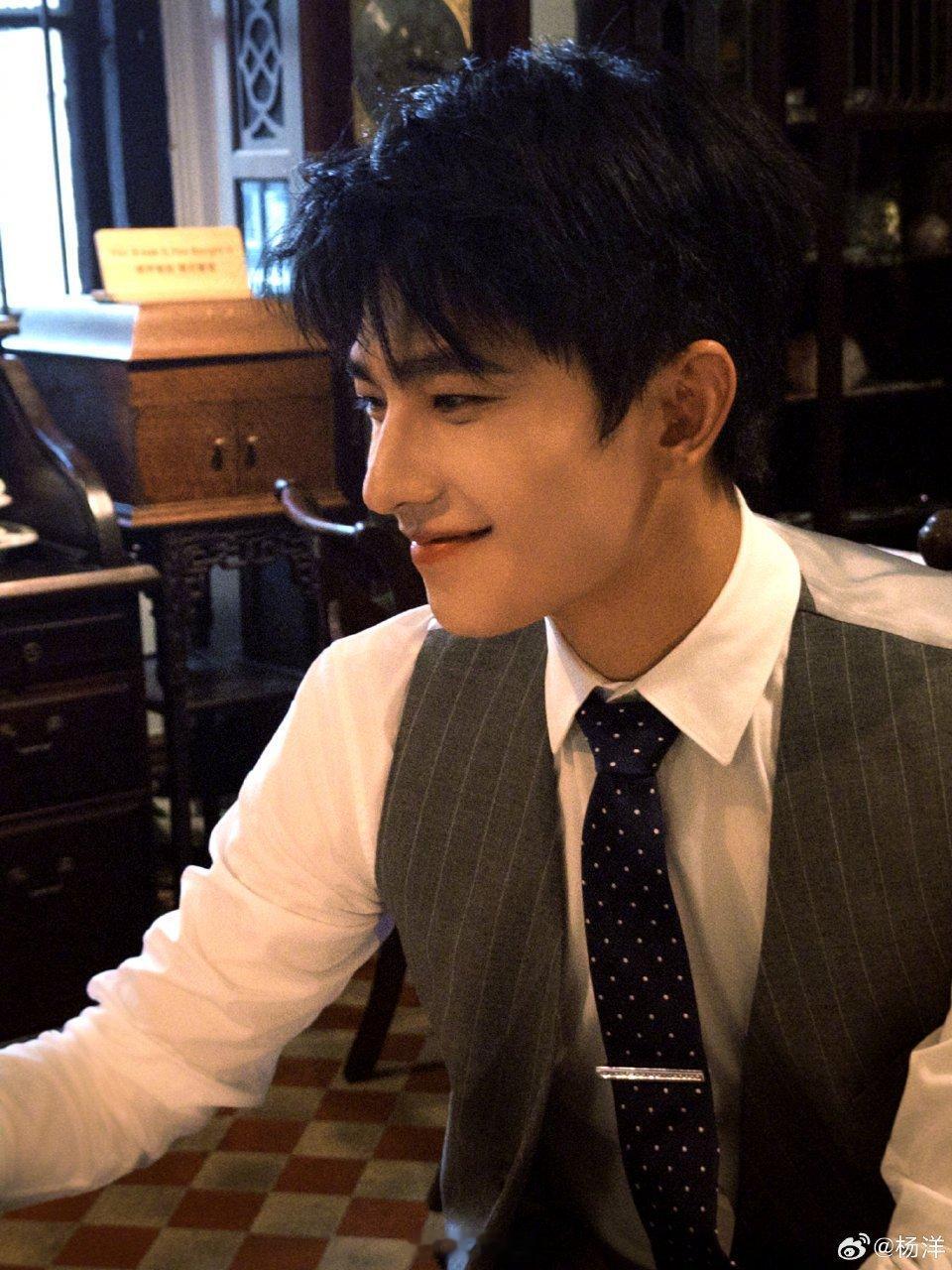 杨洋怎么还长十年前的样子 杨洋这颜值也太能打了，十年过去一点没变，还是当年那个让