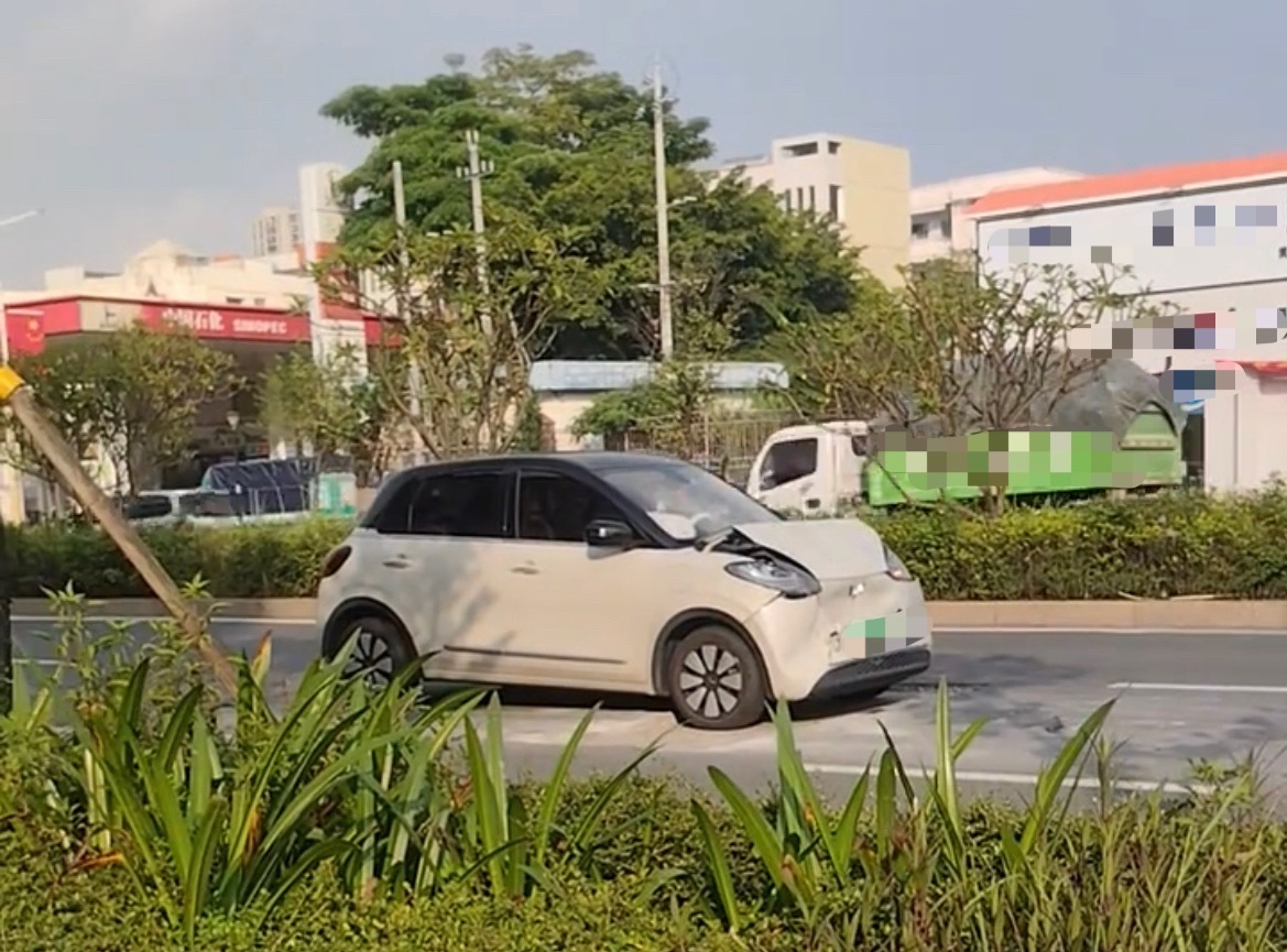 【玉林教育东路油站对面两辆新能源发生追尾】9月17日，网友爆料称：玉林市教育东路