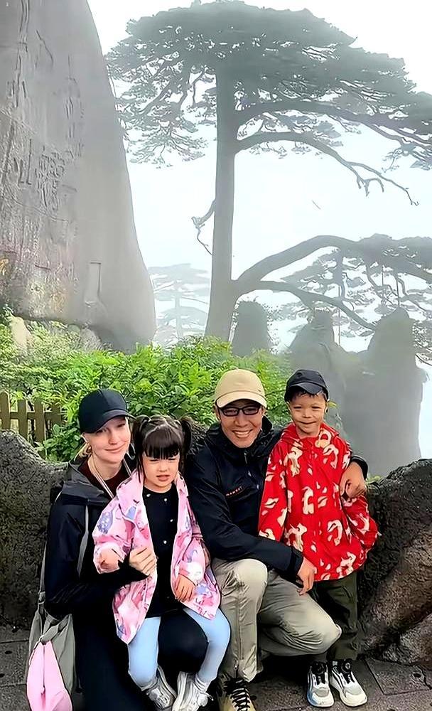 撒贝宁的基因有多霸道？白人妻子生的龙凤胎，竟是纯正的中国娃。
 
爬黄山，俩娃自