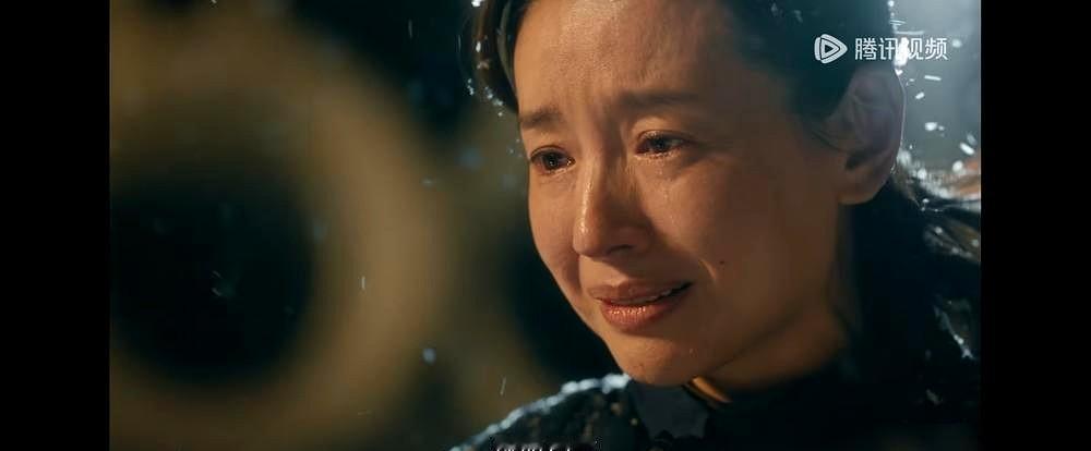 闪光口袋里的牛仔裤，她穿了三年没洗过，却没人敢问为什么。
她不是奇迹，不是榜样，