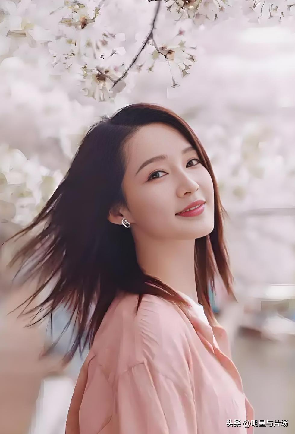 江苏姑娘李沁和北京姑娘杨紫：两种不一样的美，你更喜欢哪一种呢？

李沁是江苏人，