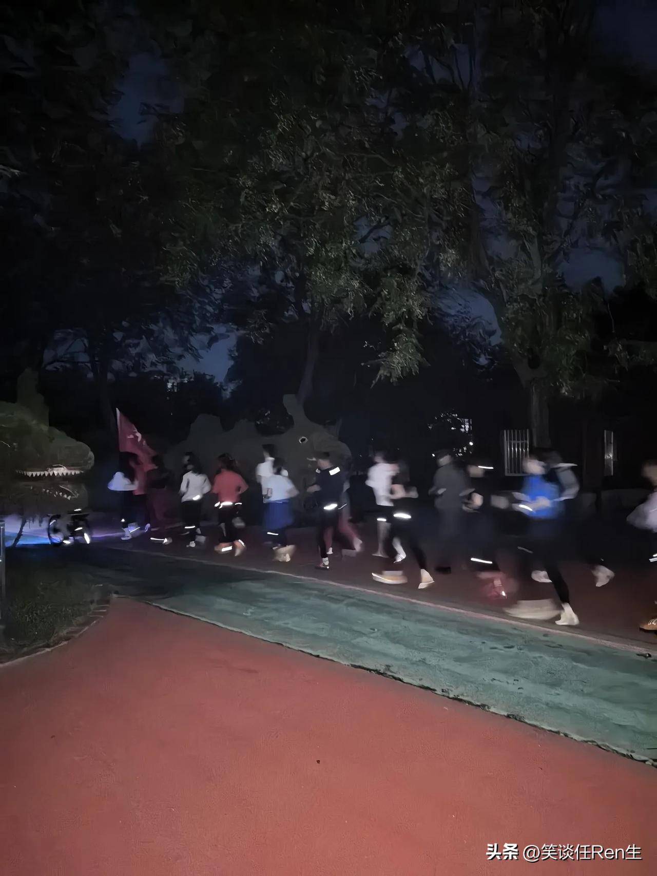 人生境遇不同，各人有各人的爱好和生活状态。凌晨5:55左右，在鄢陵花博公园遇到跑