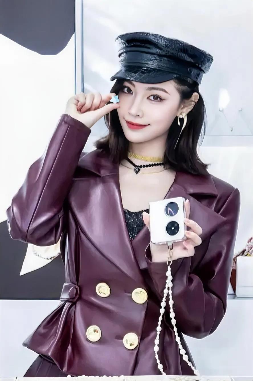 1.许佳琪华为pocket2宣传大片释出，一如既往美酷了，大家都在期待她的幻乐森