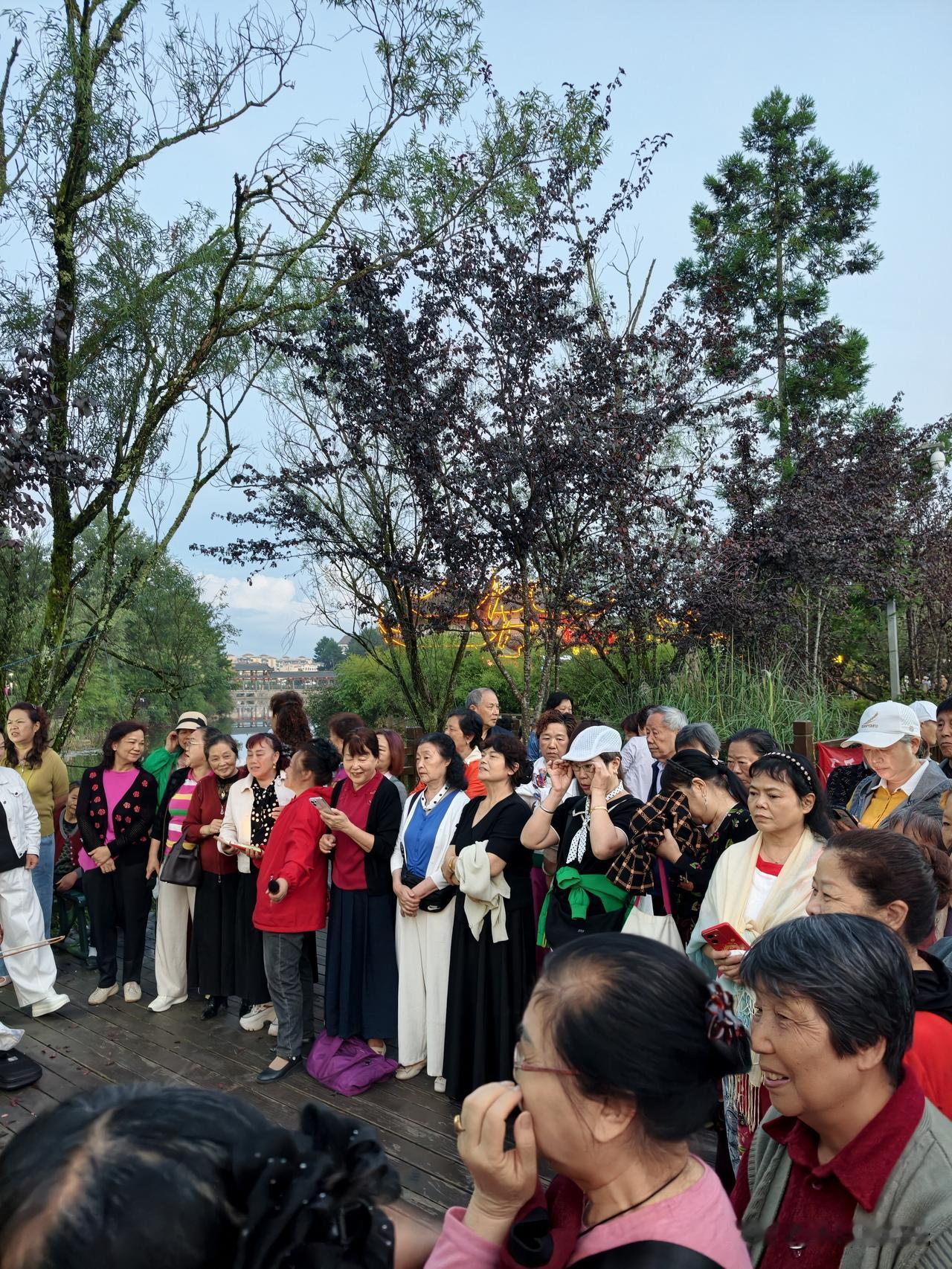 黄水“大家唱”红歌
    在黄水体育公园，有一支队伍很特别，人气很旺。
   